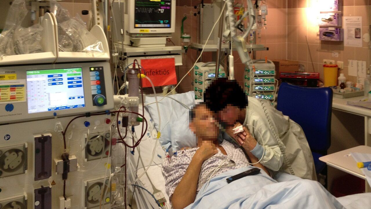 A patient in a hospital intensive care unit. Image: Wikimedia Commons, CC BY-SA 4.0.