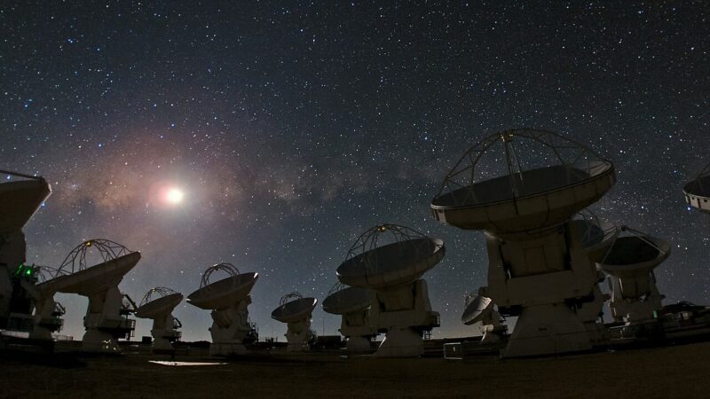 ALMA antennas under a starry sky in Chile. Image: ESO via Wikimedia Commons (File:ALMA and a Starry Night.jpg), CC BY 4.0.