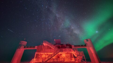 The IceCube Laboratory at the South Pole at night. Image: Wikimedia Commons (File:The ICL at Night.jpg), CC BY 4.0.