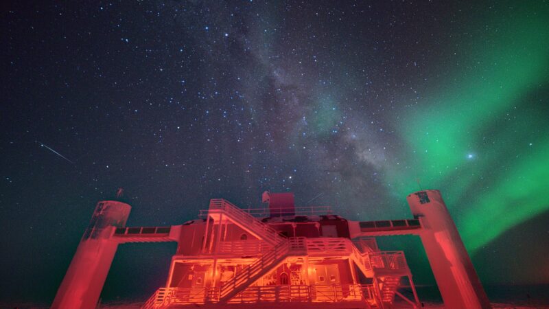 The IceCube Laboratory at the South Pole at night. Image: Wikimedia Commons (File:The ICL at Night.jpg), CC BY 4.0.